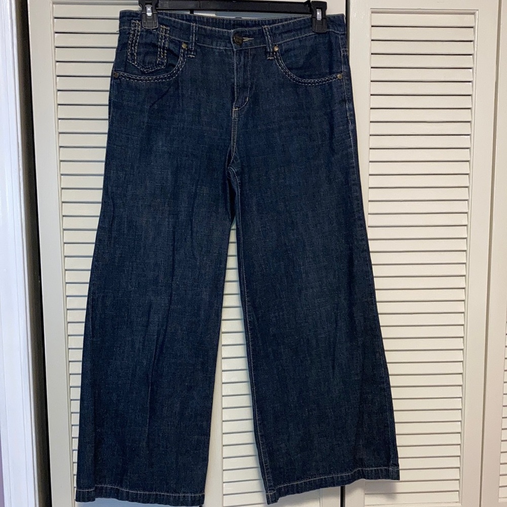 Super cute mom jeans, with wide legs!